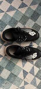 Black and white New Balance Mens V6 Turf Baseball Shoe.